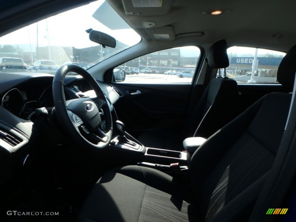 2018 Focus SE Sedan - Lightning Blue / Charcoal Black photo #10