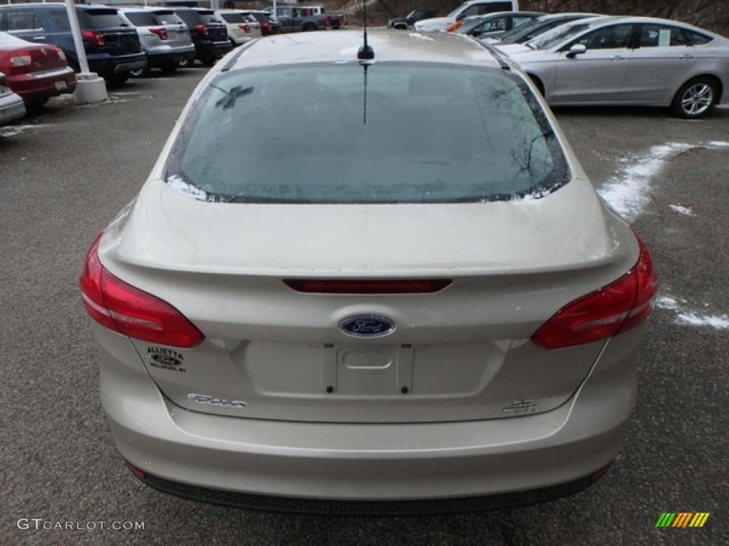 2018 Focus SE Sedan - White Gold / Charcoal Black photo #4