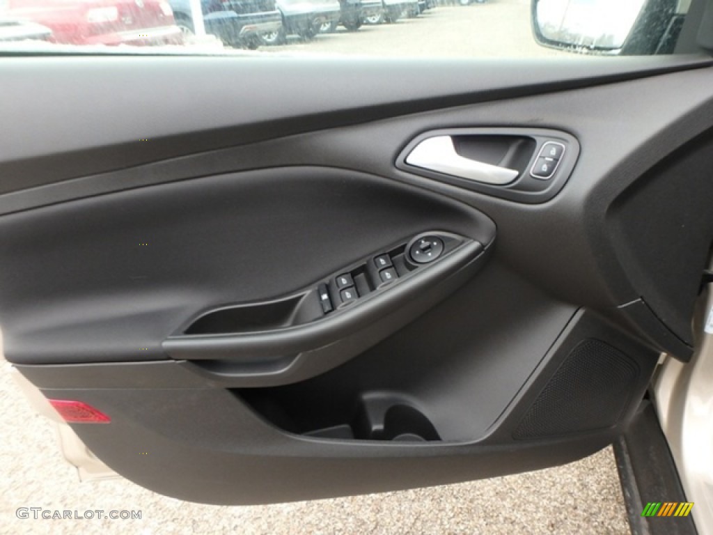 2018 Focus SE Sedan - White Gold / Charcoal Black photo #13