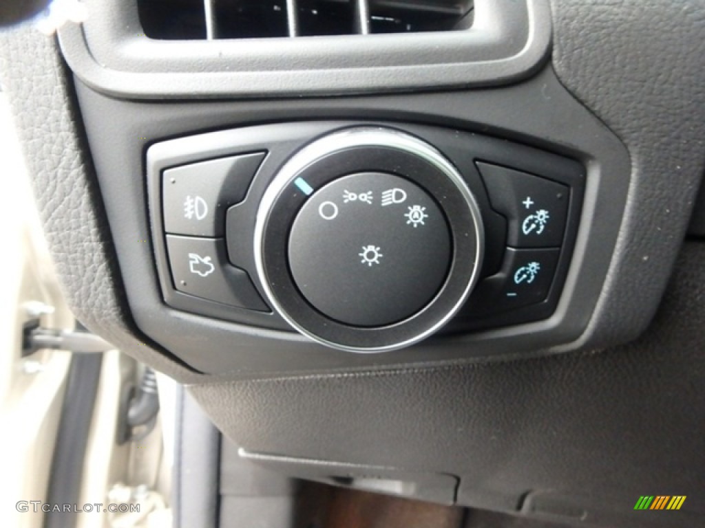 2018 Focus SE Sedan - White Gold / Charcoal Black photo #17