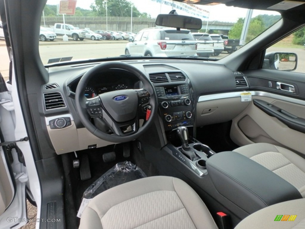 2018 Explorer FWD - Oxford White / Ebony Black photo #14