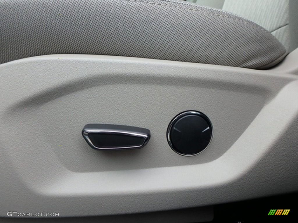 2018 Explorer FWD - Oxford White / Ebony Black photo #16
