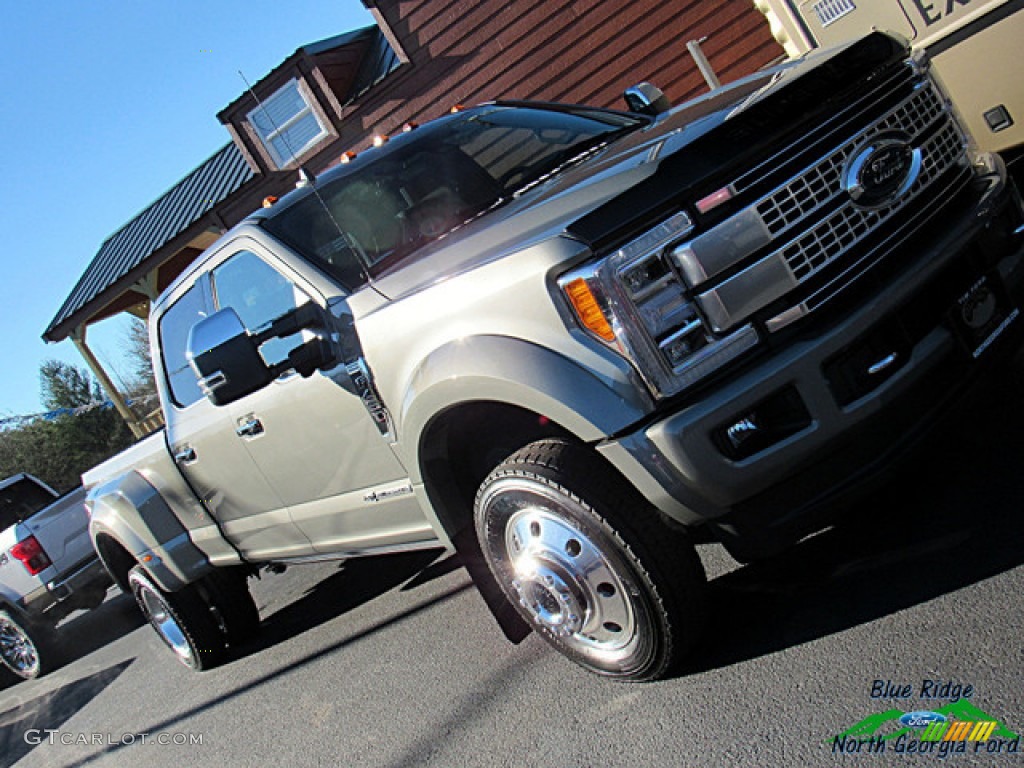 2019 F450 Super Duty Platinum Crew Cab 4x4 - Silver Spruce Metallic / Black photo #37