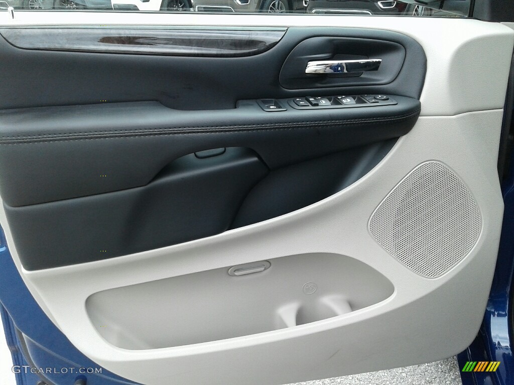 2019 Grand Caravan SE - Indigo Blue / Black/Light Graystone photo #17