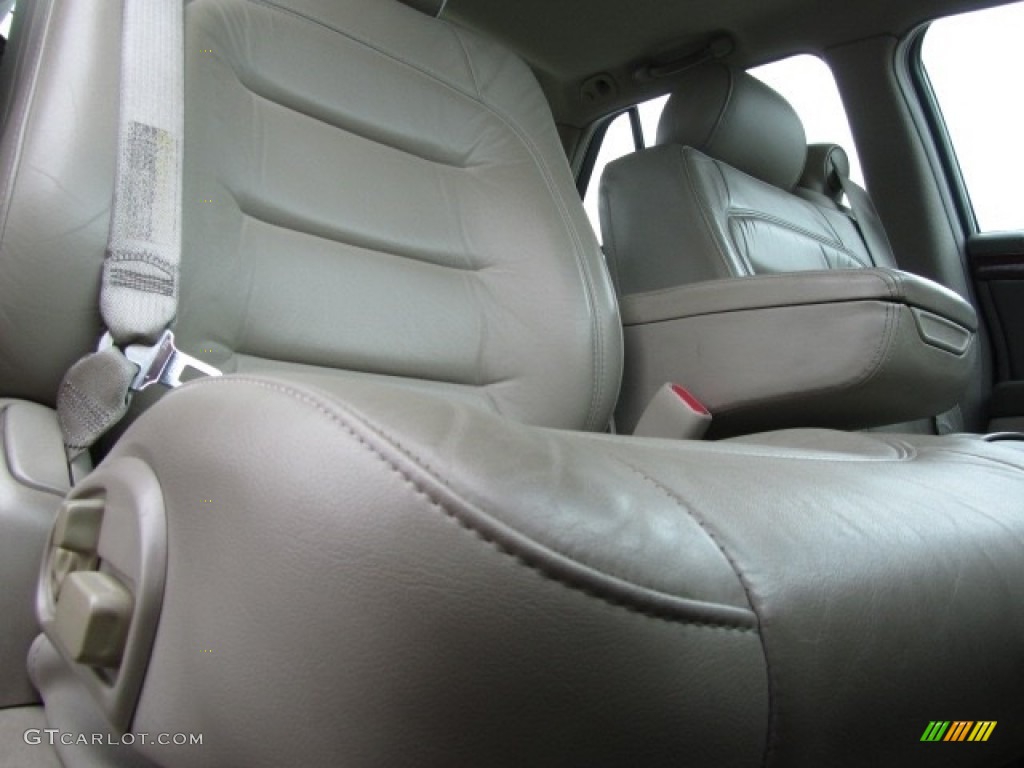 2003 DeVille Sedan - White Diamond / Dark Gray photo #22