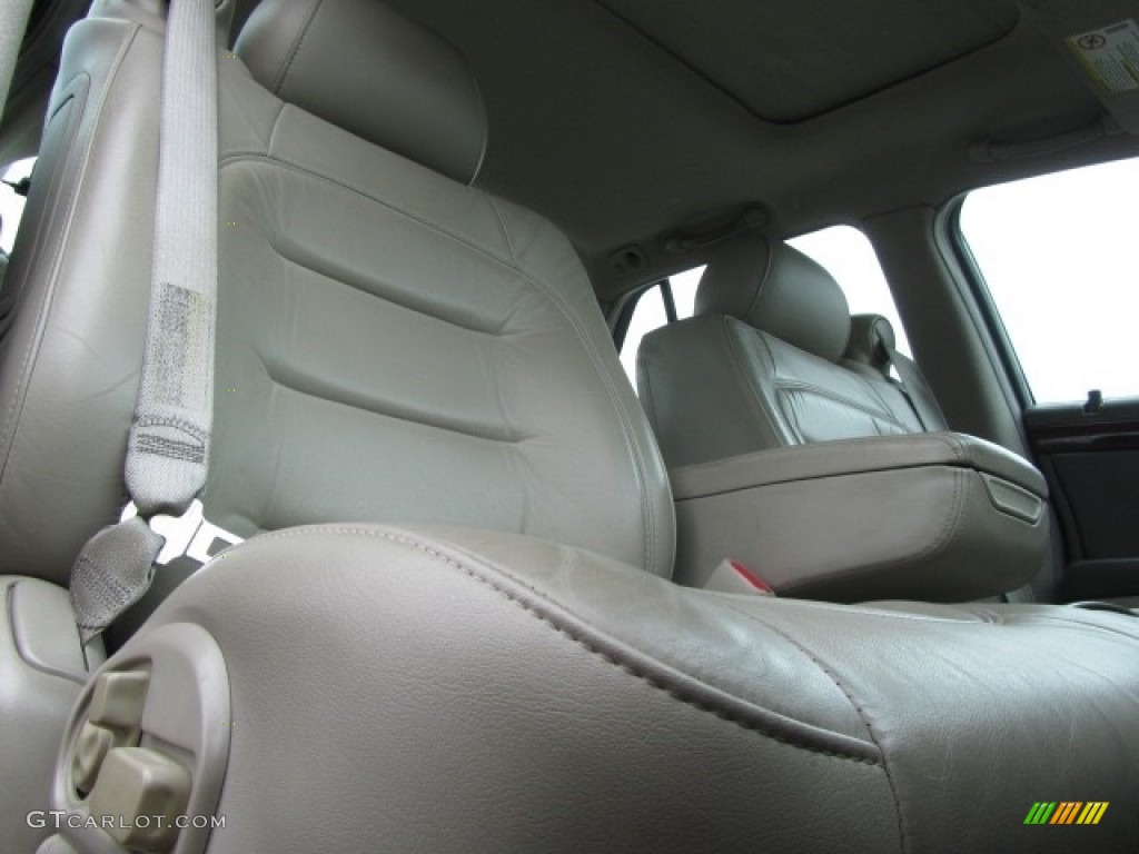 2003 DeVille Sedan - White Diamond / Dark Gray photo #24