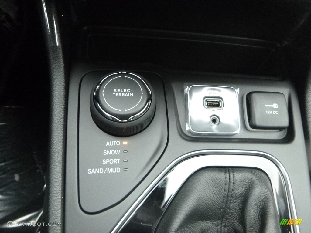 2019 Jeep Cherokee Latitude Plus 4x4 Controls Photo #131497372