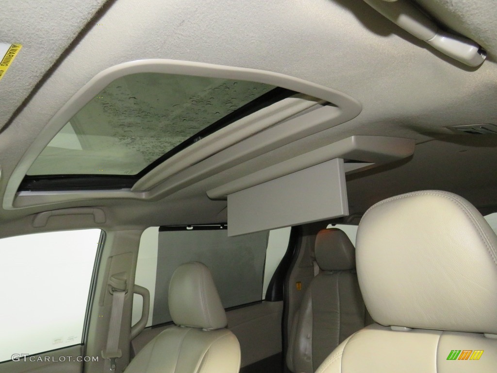 2011 Sienna XLE - Black / Light Gray photo #2