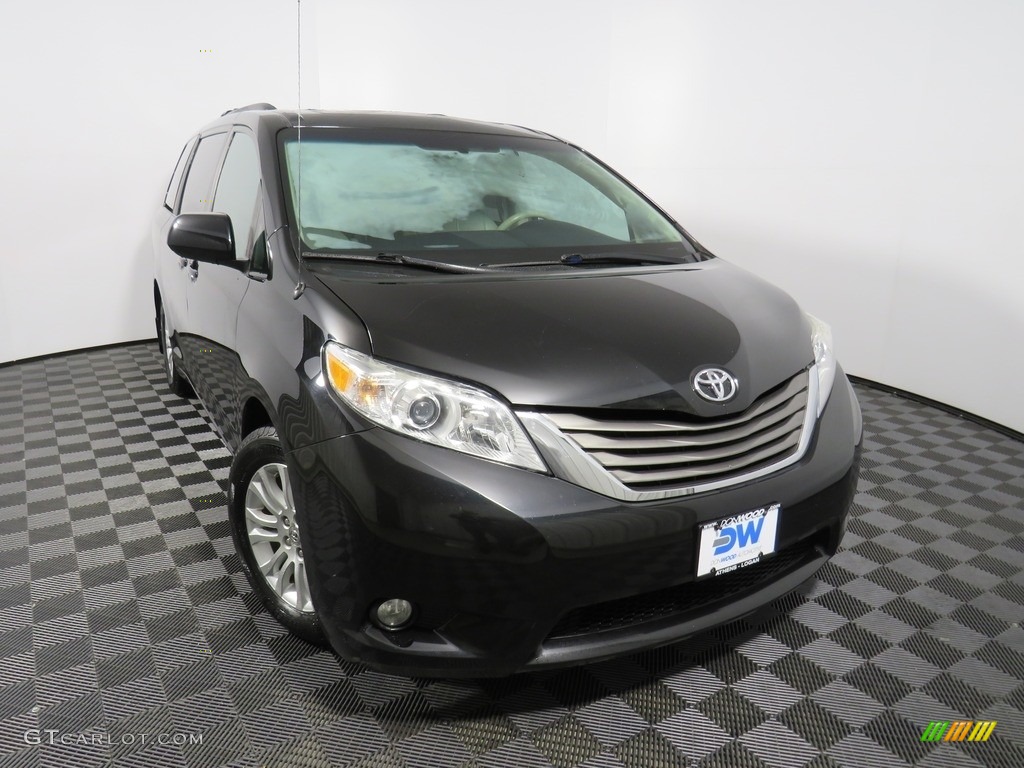 2011 Sienna XLE - Black / Light Gray photo #7