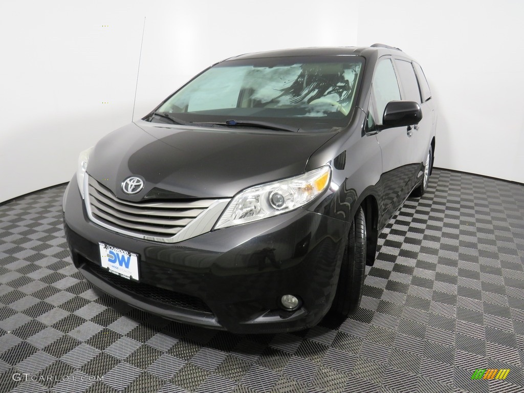 2011 Sienna XLE - Black / Light Gray photo #11