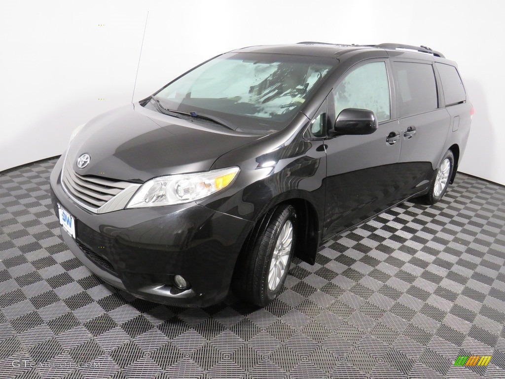 2011 Sienna XLE - Black / Light Gray photo #12