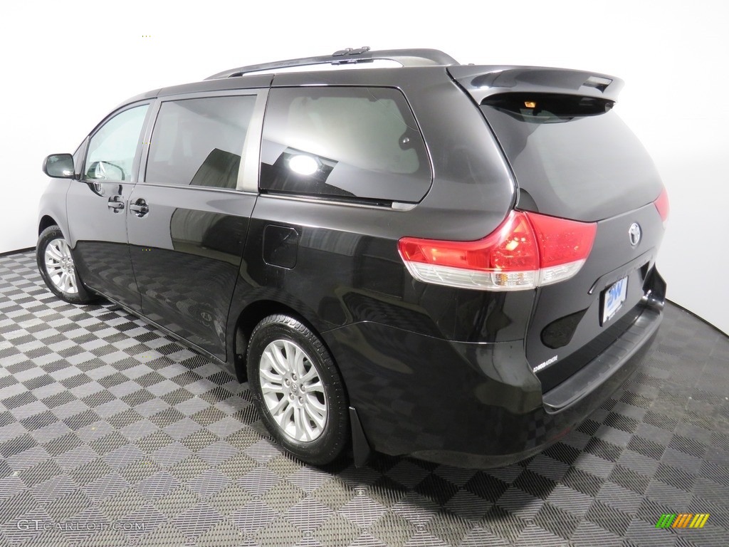 2011 Sienna XLE - Black / Light Gray photo #15