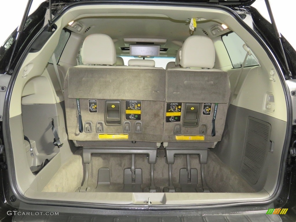 2011 Sienna XLE - Black / Light Gray photo #18