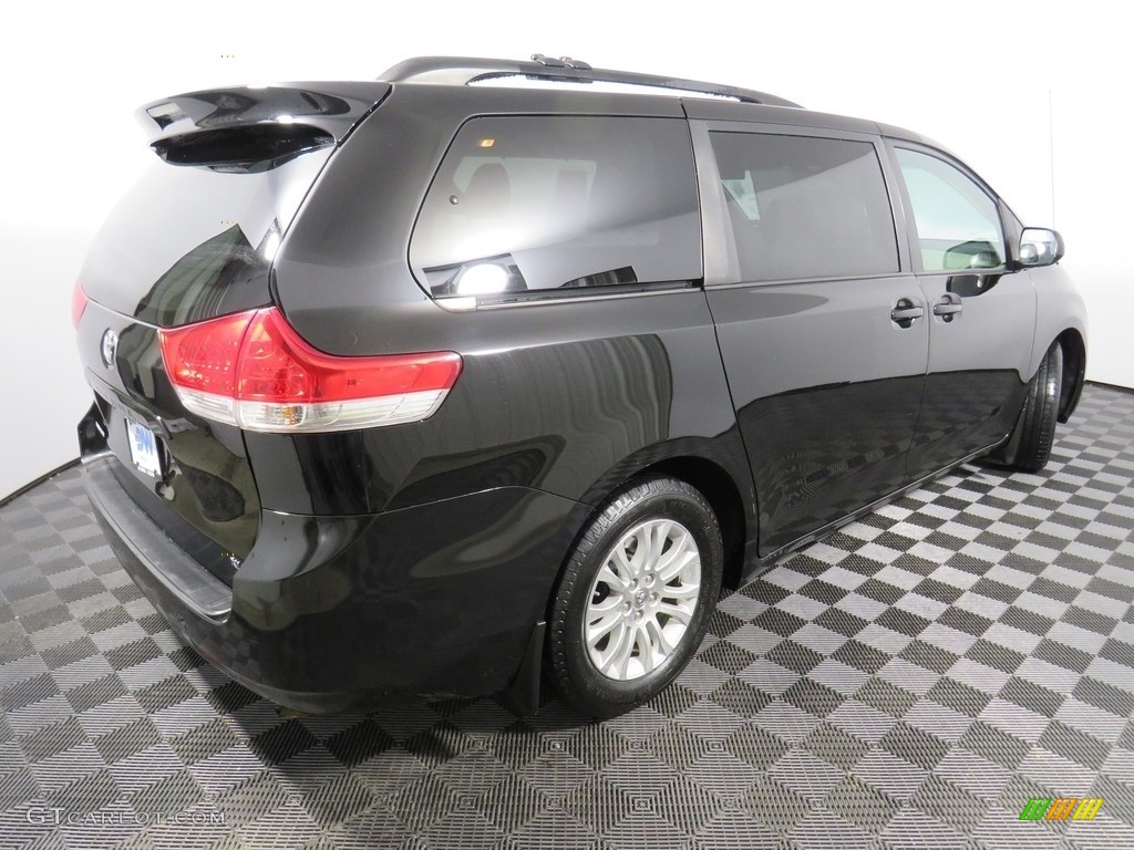 2011 Sienna XLE - Black / Light Gray photo #22