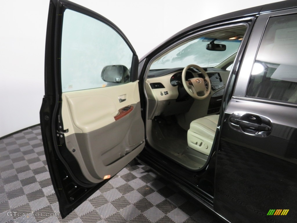 2011 Sienna XLE - Black / Light Gray photo #35