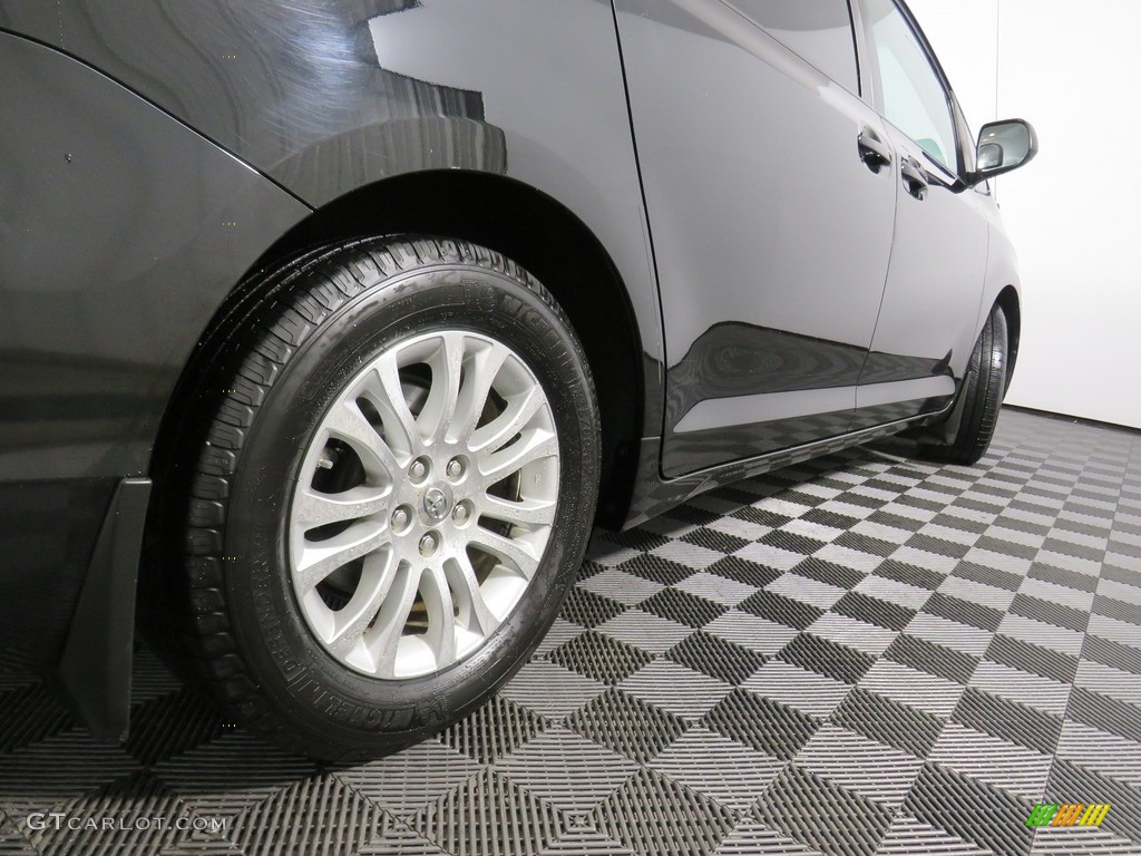 2011 Sienna XLE - Black / Light Gray photo #43