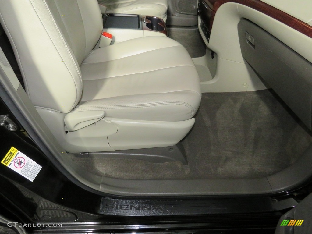 2011 Sienna XLE - Black / Light Gray photo #47