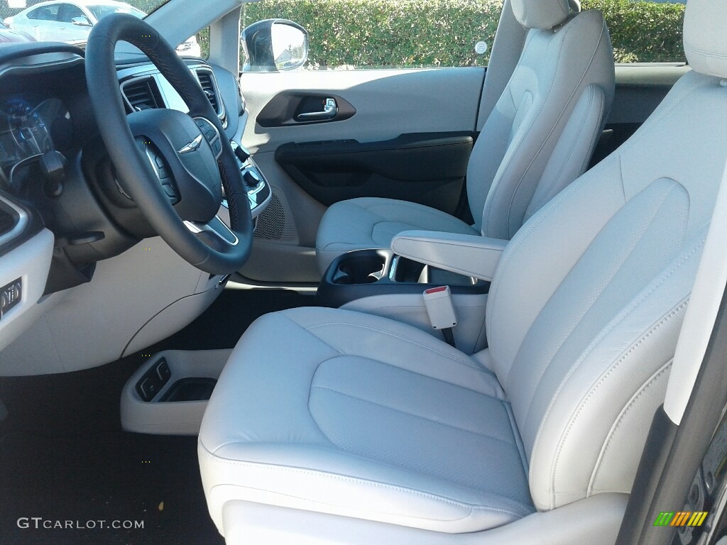 2019 Chrysler Pacifica Touring L Front Seat Photo #131548780