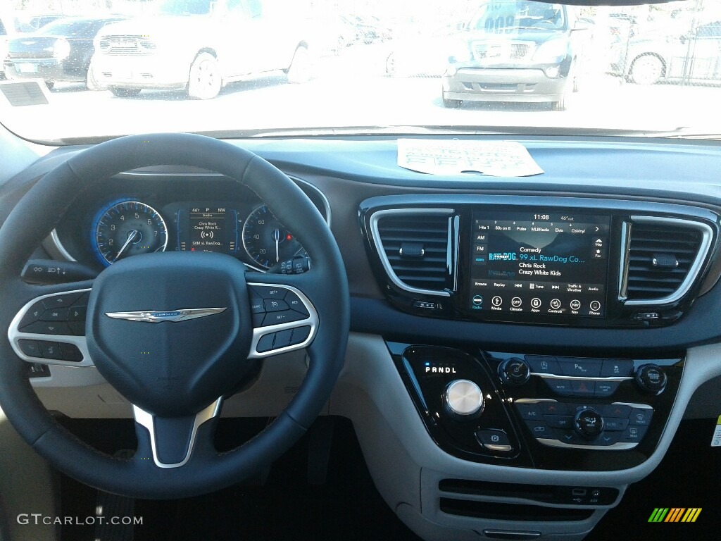 2019 Chrysler Pacifica Touring L Black/Alloy Dashboard Photo #131548855