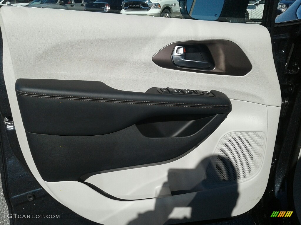 2019 Chrysler Pacifica Touring L Black/Alloy Door Panel Photo #131548921