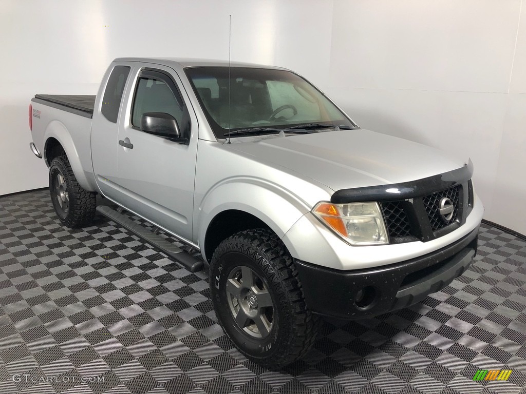 2006 Frontier SE King Cab 4x4 - Radiant Silver / Graphite photo #2