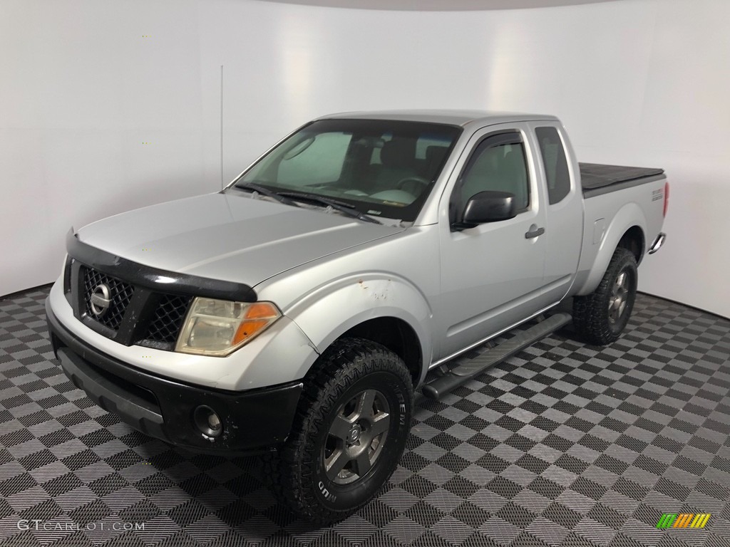 2006 Frontier SE King Cab 4x4 - Radiant Silver / Graphite photo #5