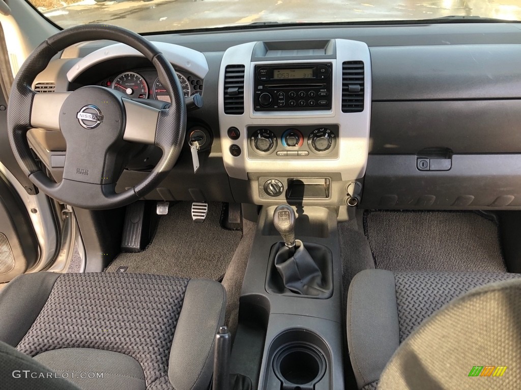 2006 Frontier SE King Cab 4x4 - Radiant Silver / Graphite photo #17