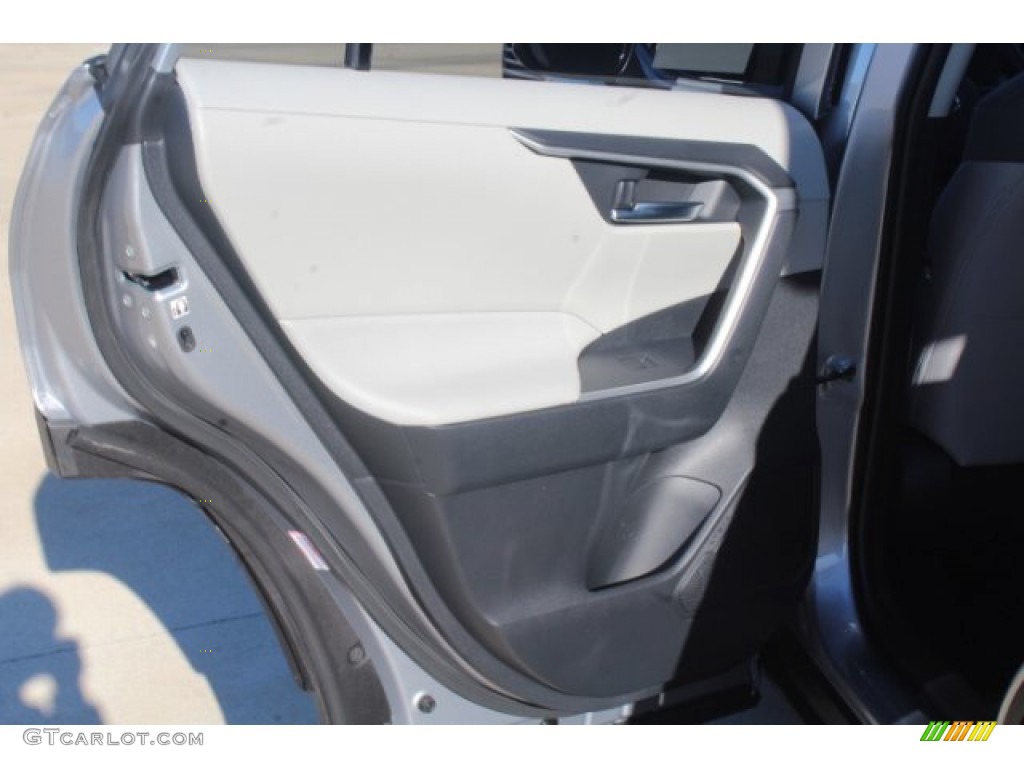 2019 RAV4 XLE - Silver Sky Metallic / Light Gray photo #18