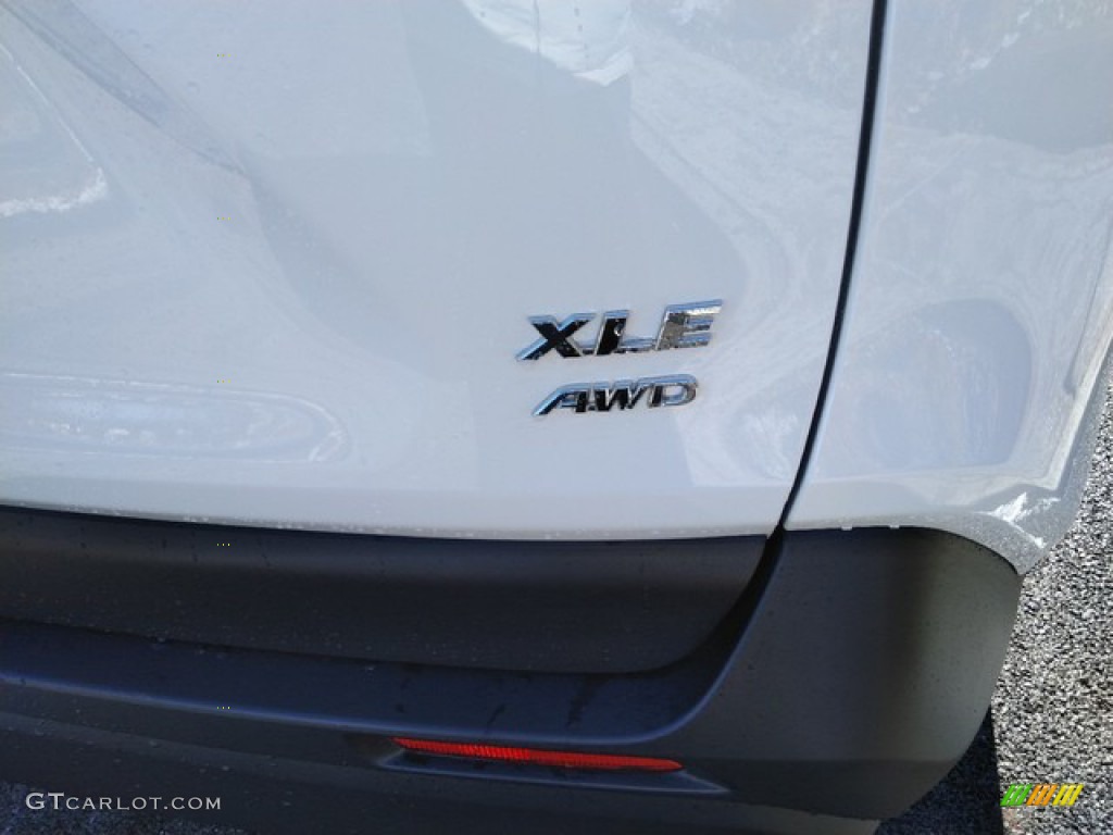 2019 RAV4 XLE AWD - Super White / Black photo #5