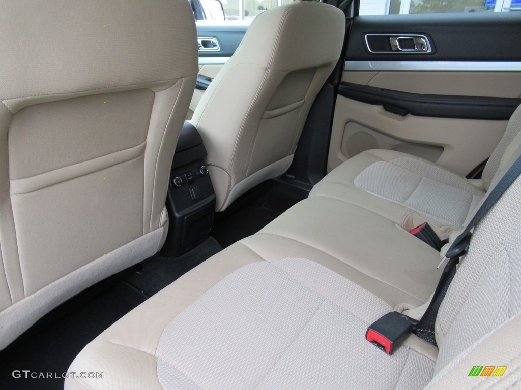 2017 Explorer XLT - Oxford White / Medium Light Camel photo #11