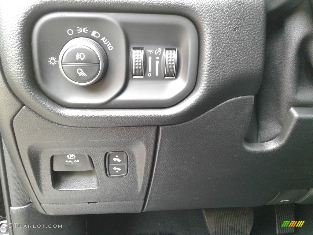 2019 1500 Laramie Crew Cab 4x4 - Diamond Black Crystal Pearl / Black photo #17