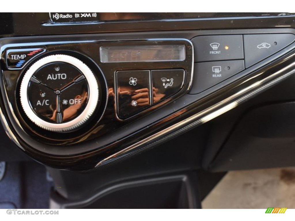 2019 Prius c LE - Absolutely Red / Gray/Black Two Tone photo #28