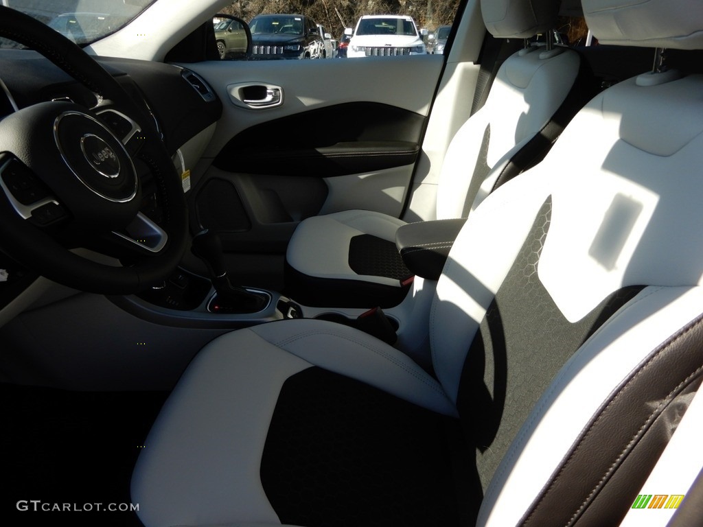 2019 Compass Latitude 4x4 - Granite Crystal Metallic / Black/Ski Gray photo #11