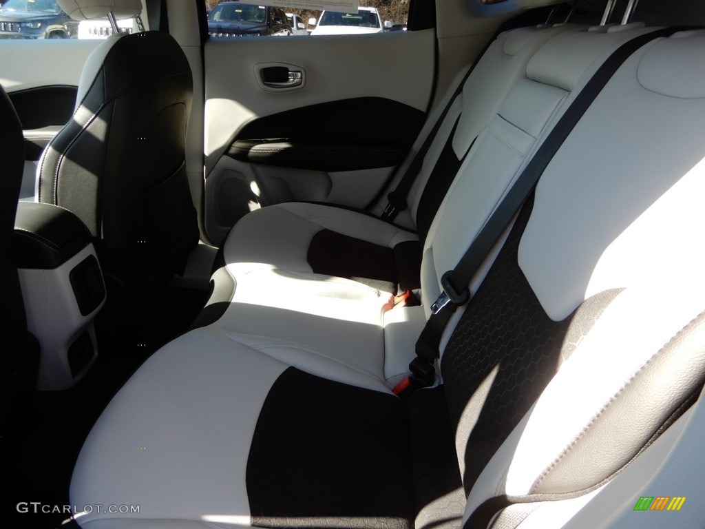 2019 Compass Latitude 4x4 - Granite Crystal Metallic / Black/Ski Gray photo #12