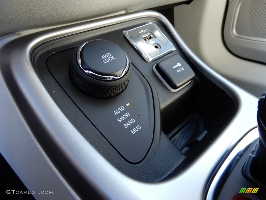 2019 Compass Latitude 4x4 - Granite Crystal Metallic / Black/Ski Gray photo #17