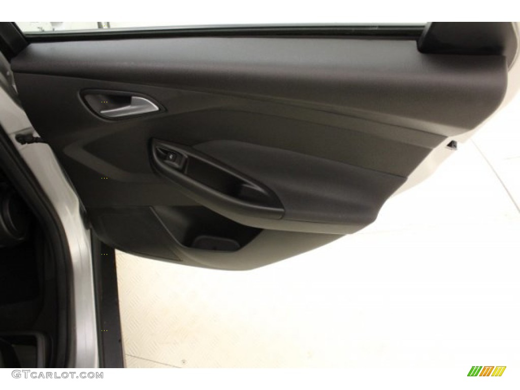 2015 Focus SE Hatchback - Ingot Silver Metallic / Charcoal Black photo #28