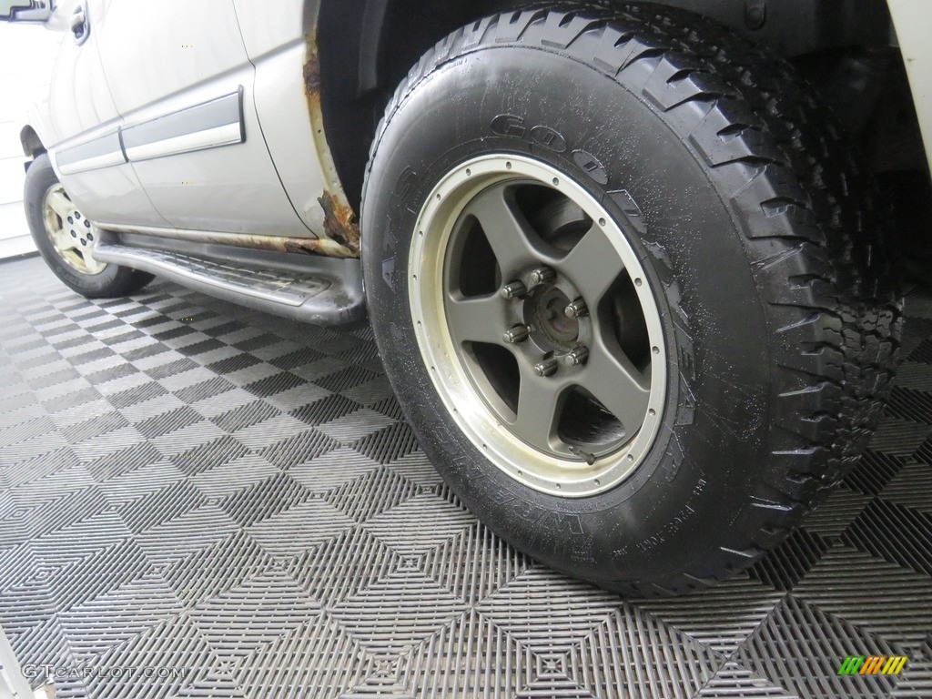 2004 Suburban 1500 LS 4x4 - Silver Birch Metallic / Gray/Dark Charcoal photo #10