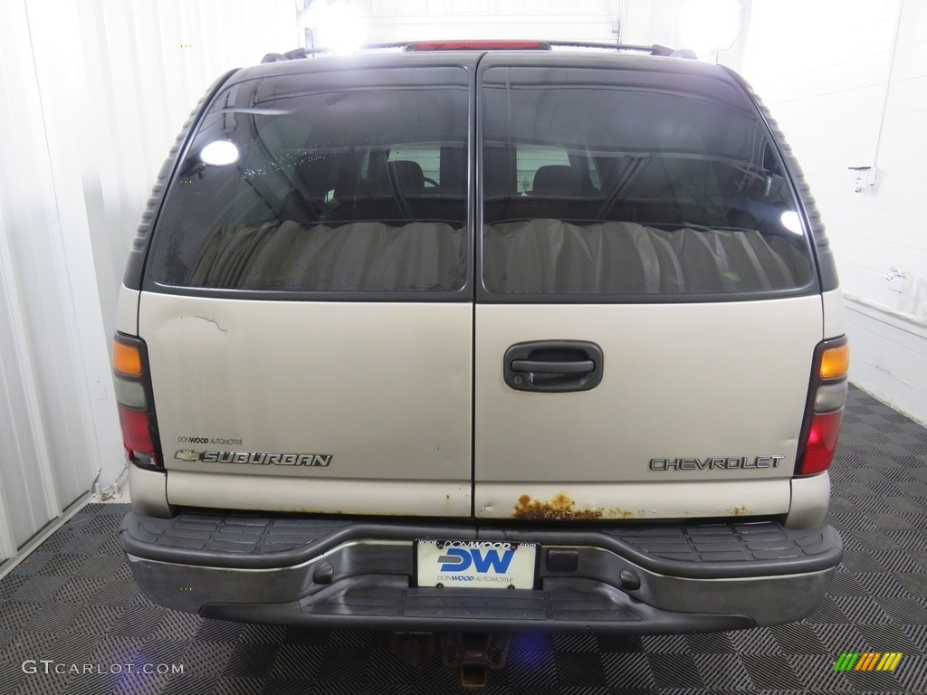 2004 Suburban 1500 LS 4x4 - Silver Birch Metallic / Gray/Dark Charcoal photo #12