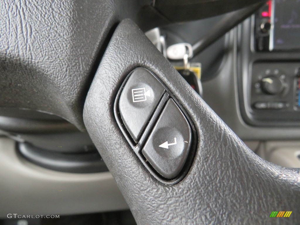 2004 Suburban 1500 LS 4x4 - Silver Birch Metallic / Gray/Dark Charcoal photo #24