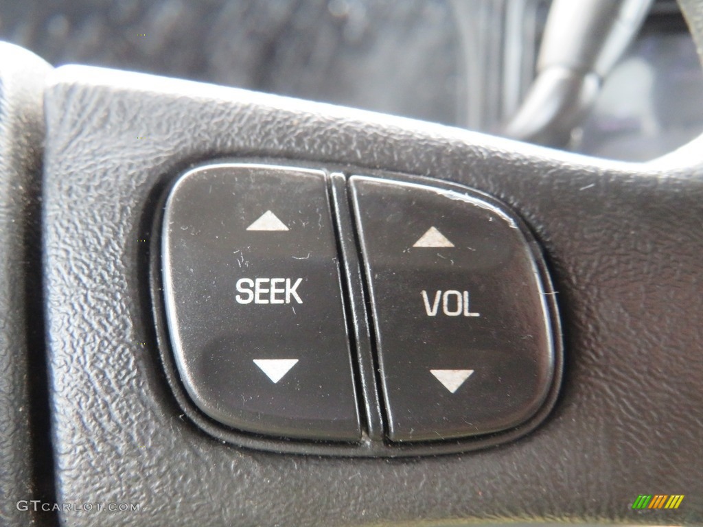2004 Suburban 1500 LS 4x4 - Silver Birch Metallic / Gray/Dark Charcoal photo #25