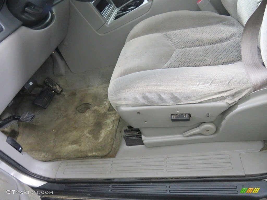 2004 Suburban 1500 LS 4x4 - Silver Birch Metallic / Gray/Dark Charcoal photo #28