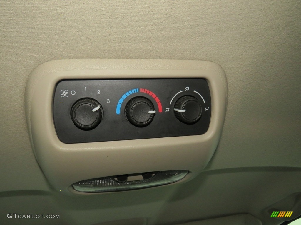 2004 Suburban 1500 LS 4x4 - Silver Birch Metallic / Gray/Dark Charcoal photo #33