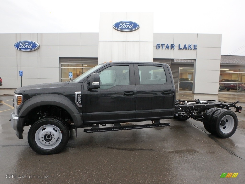 2019 F550 Super Duty XL Crew Cab 4x4 Chassis - Black / Earth Gray photo #1
