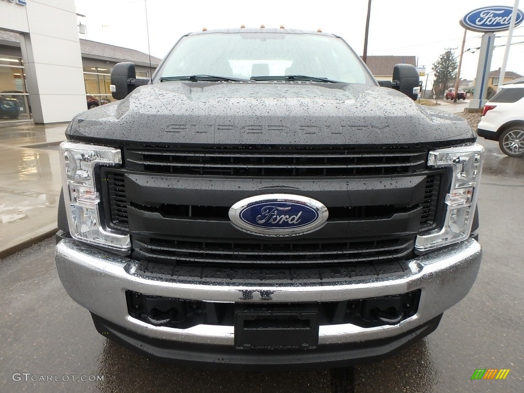 2019 F550 Super Duty XL Crew Cab 4x4 Chassis - Black / Earth Gray photo #2