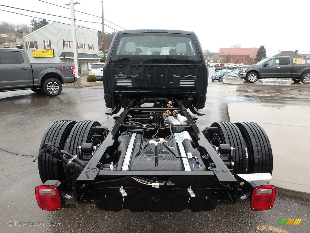 2019 F550 Super Duty XL Crew Cab 4x4 Chassis - Black / Earth Gray photo #6