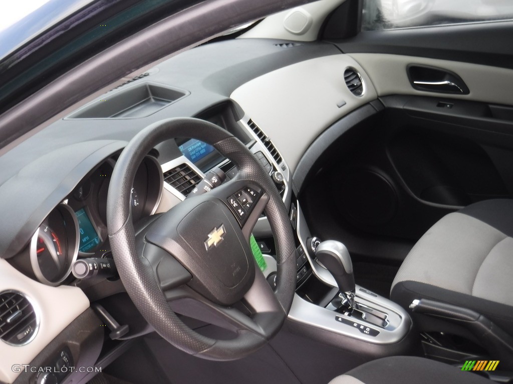 2014 Cruze LS - Rainforest Green Metallic / Jet Black/Medium Titanium photo #10