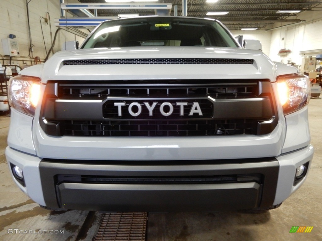 2017 Tundra SR5 CrewMax 4x4 - Cement / Black photo #8