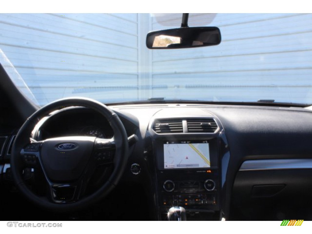 2019 Explorer XLT - Magnetic / Medium Black photo #19