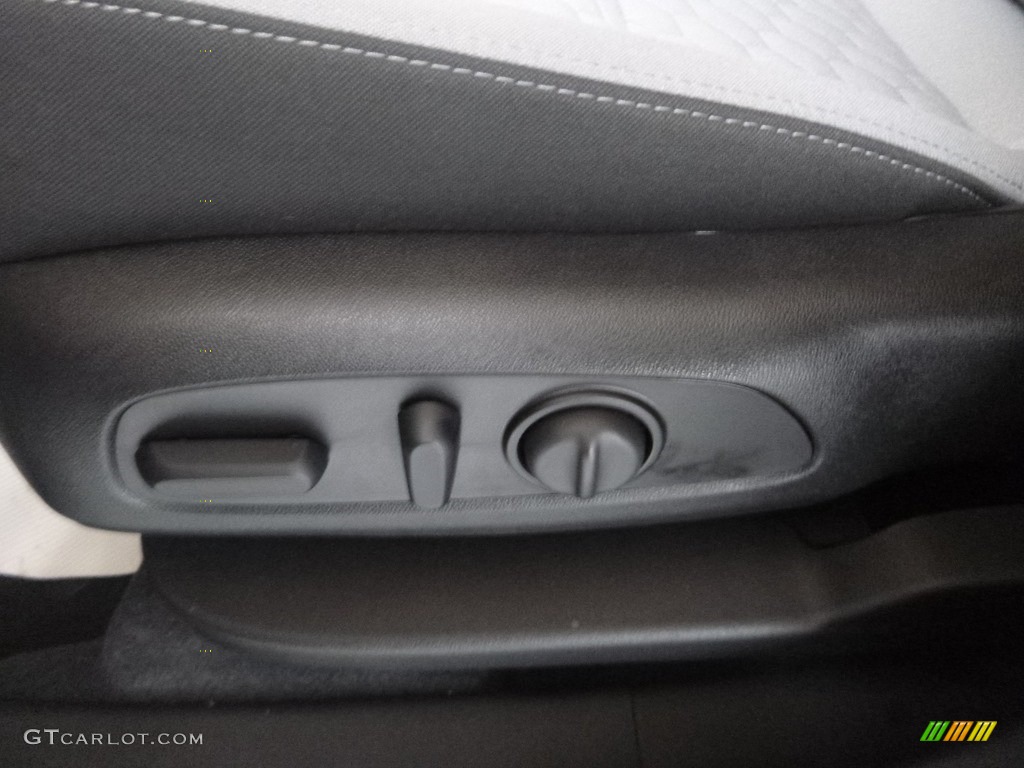 2019 Equinox LS - Summit White / Medium Ash Gray photo #15