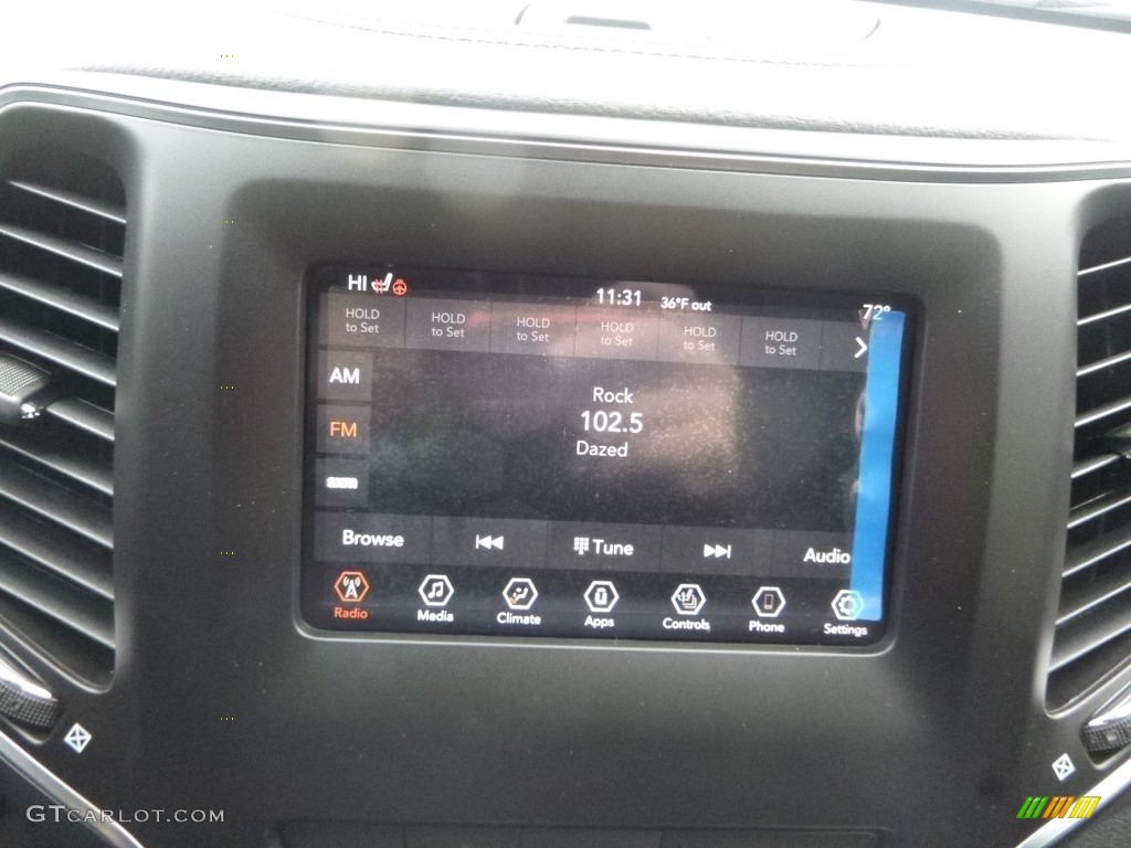 2019 Cherokee Latitude Plus 4x4 - Sting-Gray / Black photo #16